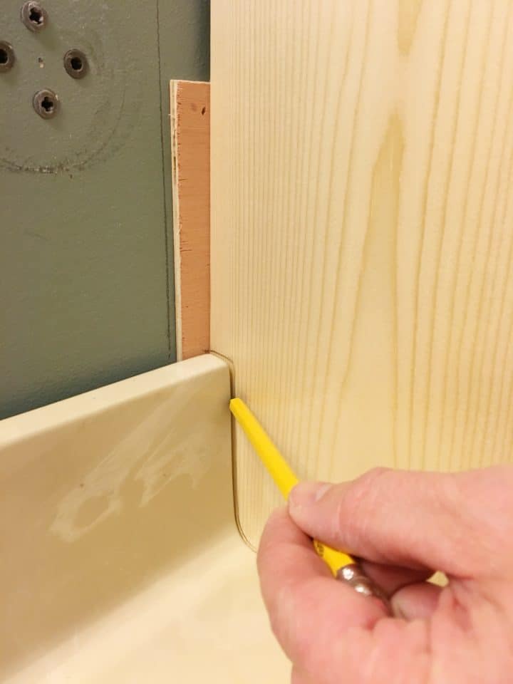 cutting a notch out of a wood