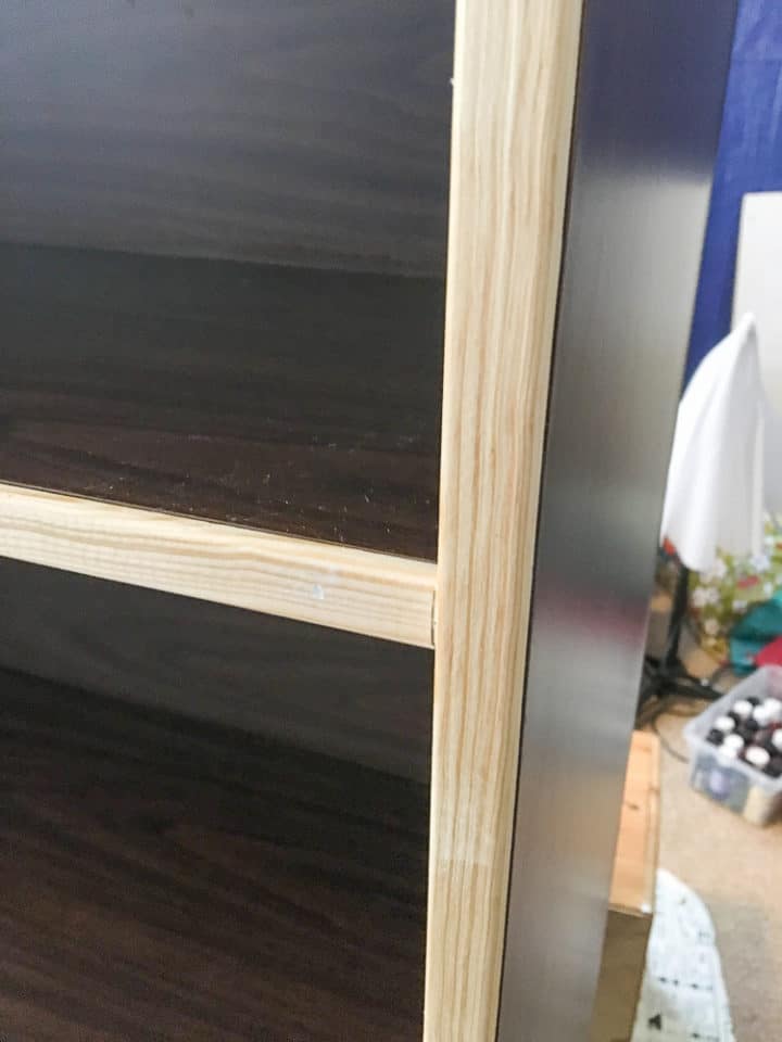 how add trim to a laminate bookshelf to make it look built in