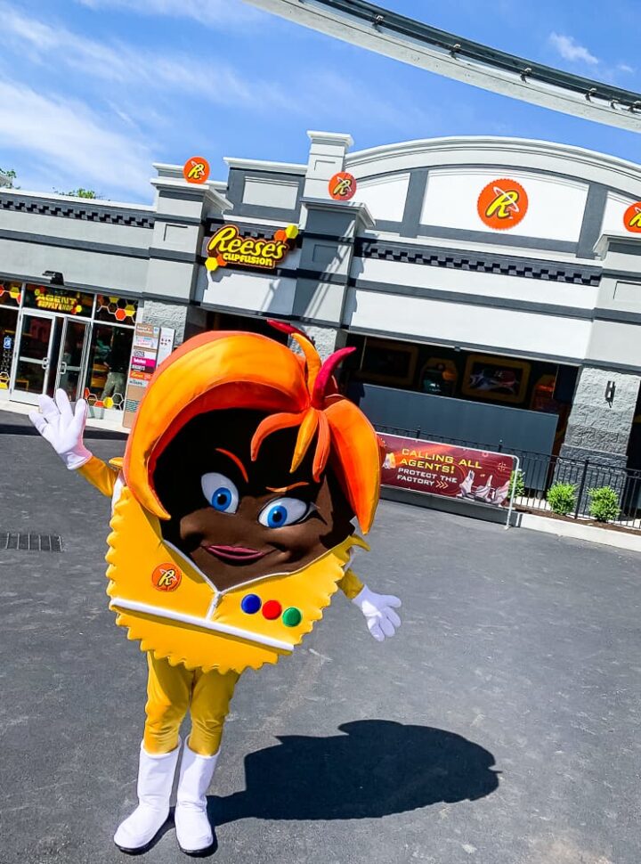 Hersheypark Cupfusion character outside of the new ride